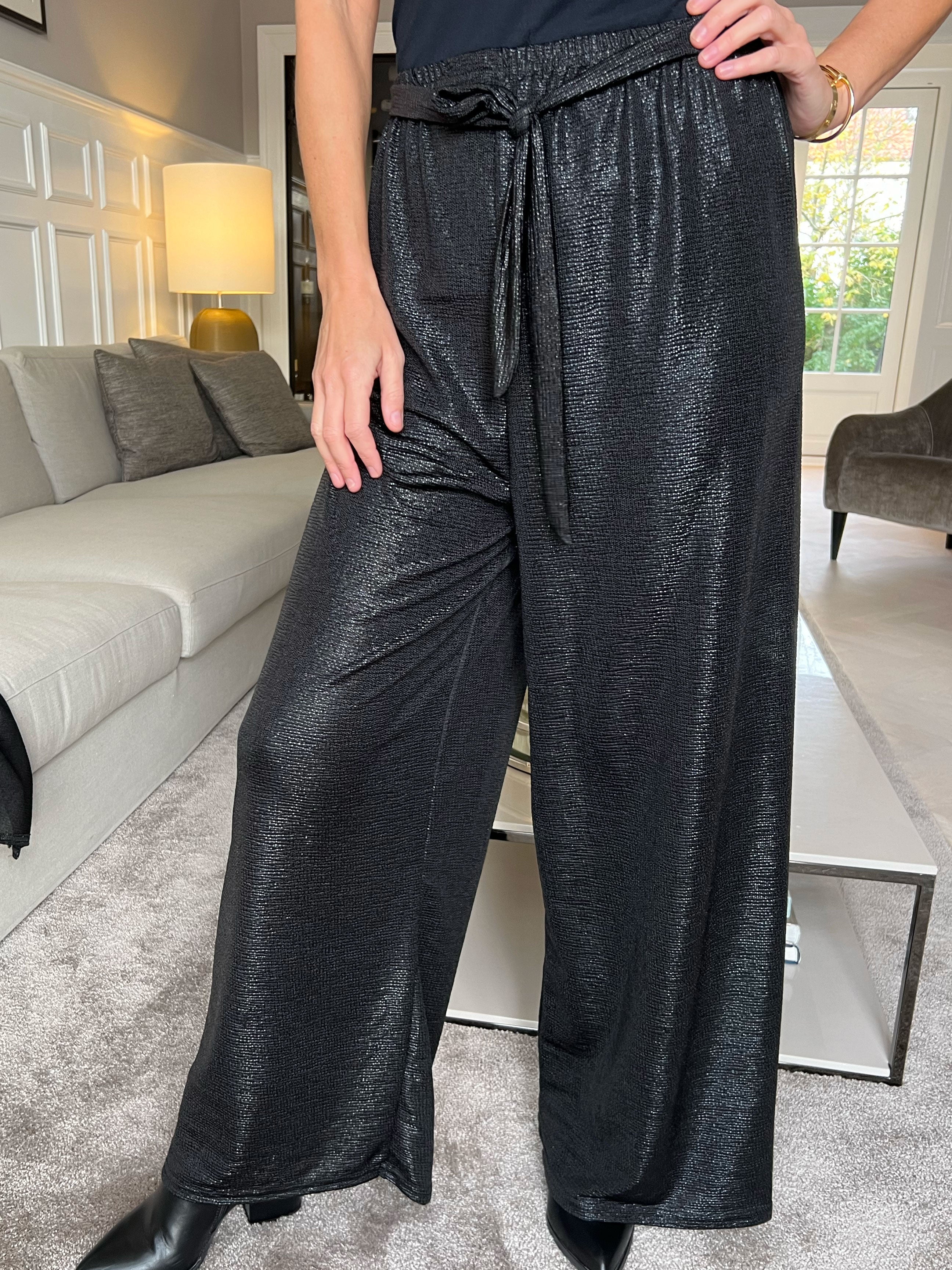 Jayda Pants - Lösa byxor i glänsande tyg med resår i midjan